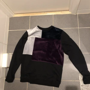 La vinchy tröja - La vichy tröja i storlek L, köpt för 1200 kronor (Helt ny). 