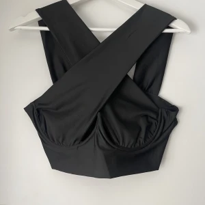 Korsad topp - Säljer en korsad topp från Shein, bild 2 lånad, aldrig använd. Strl L. Sann i storleken, skulle funkat till en XL❤️