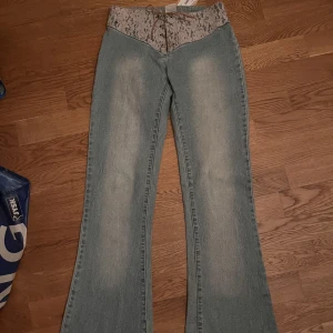 bootcut jeans - såå snygga bootcut jeans som jag inte fått använding för :( söt spets och snörning i midjan, dom är lågmidjade!!!✨midjemått 68-78cm, orginalpris 529kr