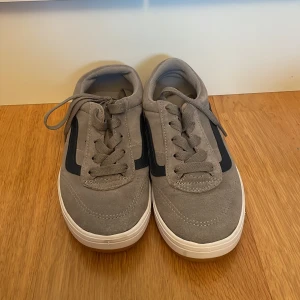 Skor i storlek 34.5 - Gråa sneakers från Vans i storlek 34.5. Passar även storlek 35, knappt använda! Kan mötas upp i Uppsala annars står köparen för frakten! ☺️
