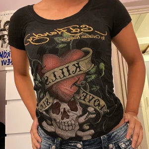 Ed hardy  - Intressekoll på min ed hardy t-shirt. Så fin. Rensar alla mina kläder då jag ej har plats längre. Den är så najs men har inte plats. Köpare står för frakten annars möts jag upp i Sthlm 