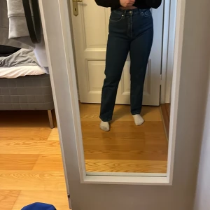 Stretchiga jeans NA-KD  - Super stretchiga jeans från NA-KD! Känns inte som att du har jeans på dig när du bär dessa💕 hög midja och ganska mörkblå färg! Från NA-KD 