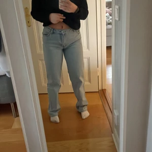 Lågmidjade jeans monki  - Super fina och sköna jeans från monki! Låg midja och därav säljer jag de då jag inte trivdes i lågmidjat! Aldrig använda.. endast testade 
