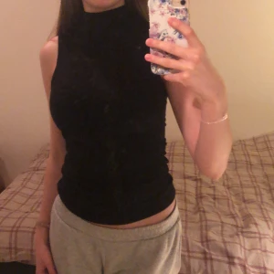 Svart halterneck-tröja - KLICKA INTE PÅ KÖP NU!Säljer denna svarta halterneck-tröjan då den inte kommer till användning. Aldrig använd. Den är ”räfflad” eller hur man nu ska beskriva den (har ”ränder” i tyget). Hör gärna av dig om du har några frågor🥰 Frakten ingår inte i priset.