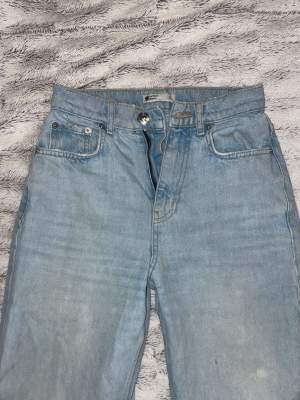 Säljer mina ljusblåa Mom jeans från Gina tricot. Dom har blivit försmå vilket är tråkigt för dom är jätte fina. 