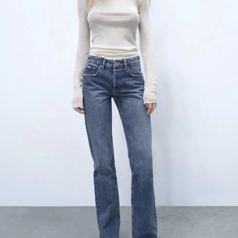 Har bestämt mig för att sälja dessa superfina blåa straight, midrise, full length jeans från zara. Använda fåtal gånger och säljer på grund av för lite användning. Nypris 359kr ❤️❤️❤️  Frakt ingår ej🥰. Jeans & Byxor.
