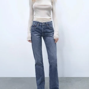 Zara Jeans - Har bestämt mig för att sälja dessa superfina blåa straight, midrise, full length jeans från zara. Använda fåtal gånger och säljer på grund av för lite användning. Nypris 359kr ❤️❤️❤️  Frakt ingår ej🥰