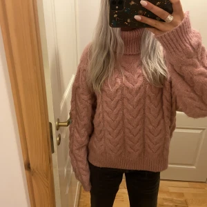 Rosa stickad tröja Lindex - En jätte mysig stickad tröja från Lindex som nån kommer ha bättre användning av än mig❤️(priset går att diskutera)