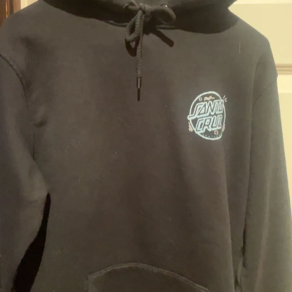 Säljer min santa cruz hoodie. Fint skick💗slutsåld på hemsidan och storlek S! Köparen står för frakten . Hoodies.