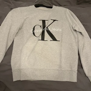 Ck sweatshirt  - Helt oanvänd med lappen kvar! Storlek S. 🤍