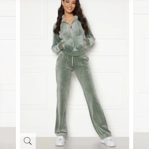 Gröna juicy🍀 - Dem är inte jätte använda o dem är i bra skick dem e i storlek S, men dem är för stora för mig, jag köpte dem för 2800 o säljer dem för 2500 men kan också byta dem mot ett annat juicy sett isåfall i storleken xs, priset är förhandlingsbart 