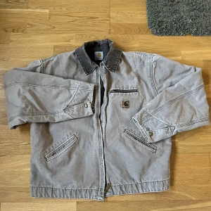 Carhartt jacka - Använd med väl bevarad, nopprigt foder annars inga anmärkningar. Förmodligen en herr men funkar som Unisex på mig som är 36 dam. Köpt vintage i London