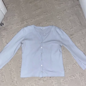 Kofta filippa k - Säljer nu min jätte fina kofta från filippa k!! Så skönt material o så fin färg😍tröjan har lite kortare ärmar som är så fint!! Den säljs inte längre. Nypris=1400kr❤️storlek m men skulle säga att den även passar xs-s! Kom privat för fler bilder o bilder på❤️