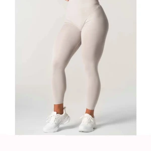 Relode tights med scrunch - Helt nya Relode tights med scrunch, prislappen är kvar så helt nya. Tightsen är i stl M, nypris 699kr och de är dessutom slutsålda. 450kr+frakt