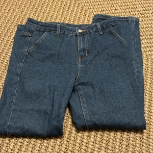 Blåa jeans - Ett par mörkblå lite baggy jeans som jag säljer då dom var för små