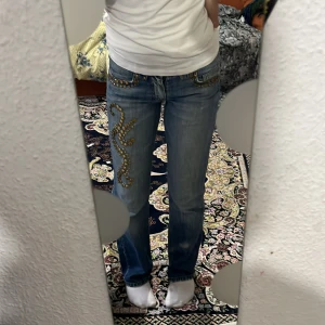 Lågmidjade byxor  - Säljer ett par lågmidjade byxor som jag inte behöver längre, den är storleken 29 men passar, (32,34,36). Har inte använd den alls bara har haft den i 1 vecka och är helt ny.