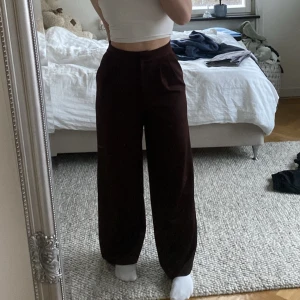 Vinröda kostymbyxor🫶🏼 - Vinröda kostymbyxor i lös passform🫶🏼