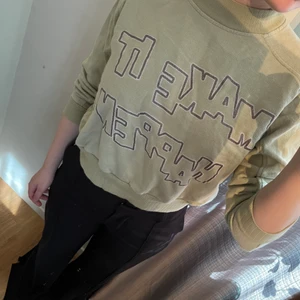 grön sweatshirt - Härlig färg, en barntröja från second hand, säljer för att den inte kommer till användning <3 xs-m beroende på hur man vill ha den 