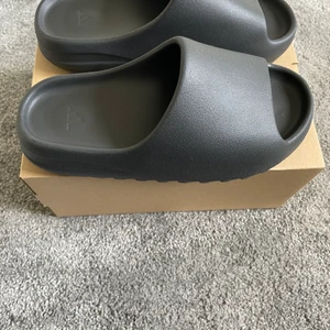 Yeezy slide storlek 43 - helt nya yeezy slide storlek 43.