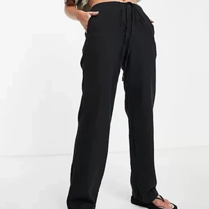 Linnebyxor H&M - Svarta byxor i linnemix från H&M, inte de på bilden men väldigt lika. Använda 1 gång då jag hellre har beiga. Egna bilder finns privat