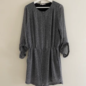 Klännings - Superfin klänning i gråsvart färg med armar och snörning i midjan.