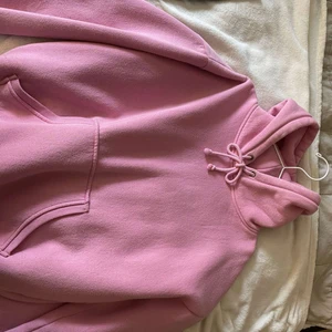 Bikbok hoodie - Säljer denna hoodie från Bikbok för den inte kommer till användning längre. För fler frågor skriv privat.