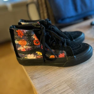 Vans strl 35 - Vans köpta i USA. Inte slitna för fem öre då jag sitter i Permobil och har således aldrig stått eller gått på dem. Strl 35