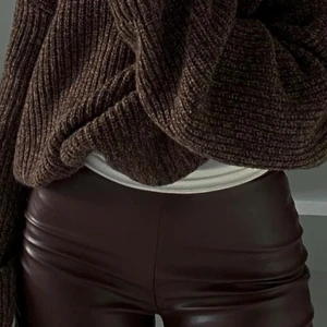 Bruna skinnbyxor  - Supersnygga och bekväma bruna skinnbyxor från Nelly! Är i mycket fint skick!❤️