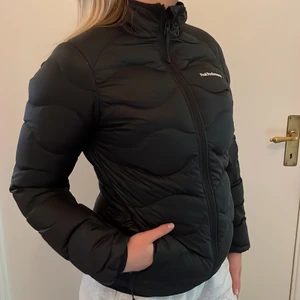 Peak Performance jacka XS - Svart dunjacka utan luva från Peak Performance, i nyskick! Normal i storleken. Jag är 160cm lång. Jackmodellens namn ses på sista bilden. Denna modell utan luva tillverkas inte längre så den är därmed svår att få tag på! Kan mötas upp i Malmö eller skickas med spårbar frakt för 66kr!