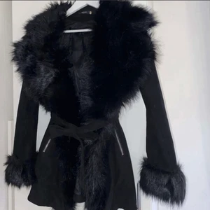 Kappa - Jacka med fuskpäls runt krage och armar. Använd fåtal gånger. Nypris 2499kr, säljer för 900kr