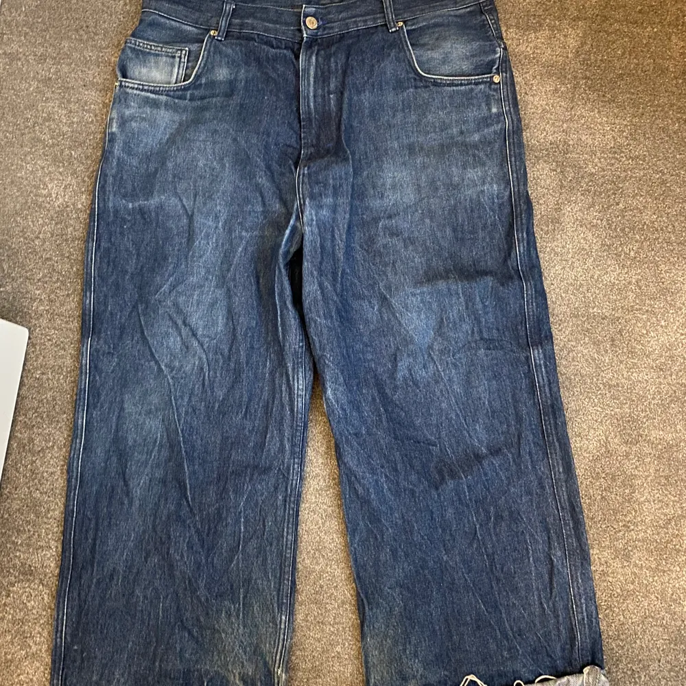 District 46 mega jeans. Dom sitter väldigt baggy. klippt så att dom ska passa folk som är runt 185cm man kan vika up osv. Strl L köpare står för frakt, vid snabb affär kan jag sänka priset.. Jeans & Byxor.