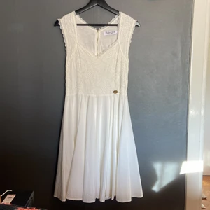 Student klänning  - Fin studentklänning som endast är använd en gång. Passar jätte bra till studenten 