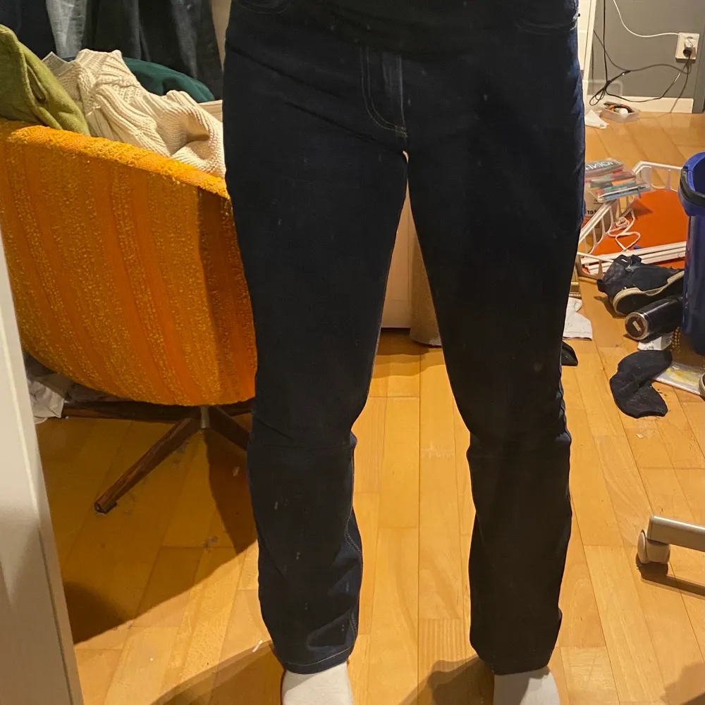 Stretchiga mörkblåa flared jeans i storlek 38. Inga defekter eller tecken på slitage. De är väldigt bekväma och följer kroppens former fint. Har även fina detaljer på bakfickorna. Säljer då de inte är min vibe längre 😋 Ursäkta det stökiga rummet. Jeans & Byxor.