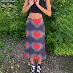 Snygg kjol med hjärtan - Säljer denna snygga lång kjolen med hjärtan som passar perfekt till sommaren. Den är aldirg använd och köpt förra sommaren men säljer då jag behöver pengar. Köparen står för frakten❤️