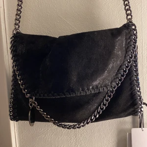 Stellamcartney väska - Säljer nu min absoluta favorit (Stella liknande) väska som jag tyvärr tröttnat på❤️ en liten inte så märkvärdig fläck på framsidan, annars i super skick! Verkligen super fin till sommaren nu tex då den rymmer otroligt mycket med alla dess fack m.m!🤗 köpte på plick som ny för 500 men säljer nu för 400! Den är kvar❤️❤️ postar spårbart eller möt i Sthlm💕