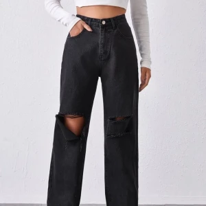 Jeans  - Säljer även ett par sådana jeans för 120kr + frakt. Ska passa folk som har M då dom passar på mig men inte riktigt min stil. Testade och använda en gång 