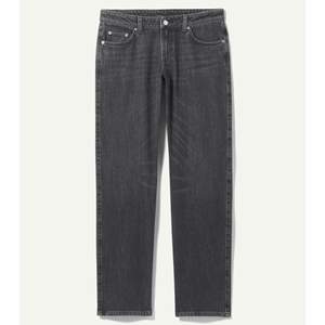 ❗️helt nya oanvända med lappar kvar❗️Low waist jeans från weekday i modellen Arrow. Säljer då de är för korta för mig. Slutsålda i de flesta storlekarna. 
