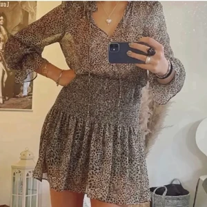 Zara klänning - Säljer denna super fina klänningen från zara , kan skicka egna bilder om det behövs ❤️