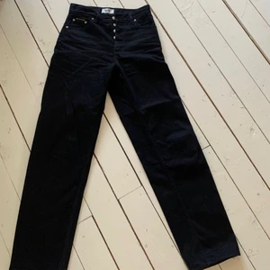 Eytys benz jeans - Svarta Eytys benz unisex modell, slutsålda! Långa i längden, använt men fint skick ❤️ 700kr + 66kr spårbar frakt