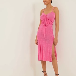 Rosa sommarset - Perfekt till sommaren 😍😲 Både toppen och kjolen är i strlk XS. Jag har strlk 34/36 vanligtvis. Helt nytt med lapparna kvar. (Råkade klicka hem två stycken) !Lånade bilder! Startpris 300kr för båda. Budningen avslutas 30 maj. Skriv privat om ni vill köpa kjol eller topp separat.  ✨frakt ingår ej i priset✨ 