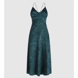 Klänning - Blå/grön klänning med öppen rygg. Går ner till anklarna på mig som är 157 cm. Endast testad. Frakt tillkommer