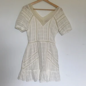 Student/sommarklänning - Världens finaste klänning som tyvärr blivit för liten för mig😢 köpt second hand men är från hm ursprungligen. Finns en liten fläck som man inte tänker på uppe vid bröstet ungefär