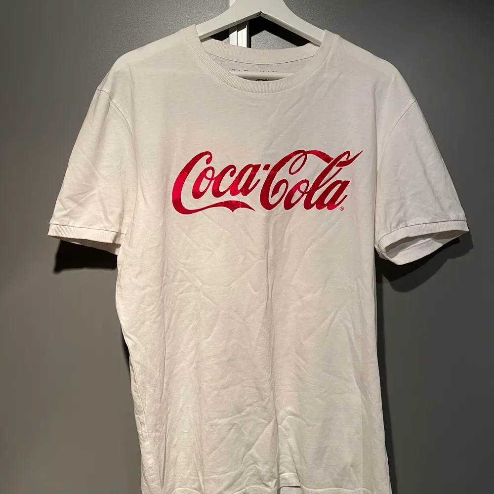 Vit t-shirt från Zara med sammet Coca Cola tryck. Snygg passform och bra skick!. T-shirts.
