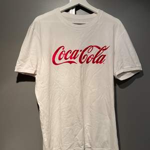 Vit t-shirt från Zara med sammet Coca Cola tryck. Snygg passform och bra skick!