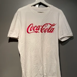 Vit Zara t-shirt - Vit t-shirt från Zara med sammet Coca Cola tryck. Snygg passform och bra skick!