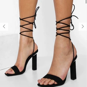 Svarta klackar - Säljer dessa oanvända klackskor från Boohoo! Stl 38! Säljer dem då de är lite för små för mig som har stl 38! BUDA<33 perfekta nu till sommaren! De är 10,5cm långa 