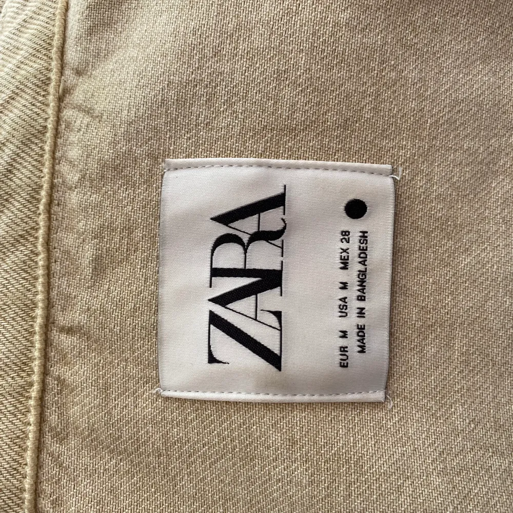 En jeansjacka från Zara som använts vår-höst, lite oversized look men inget överdrivet✨  . Jackor.