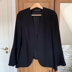 Blazer med vida ärmar - Svart blazer med volangärmar