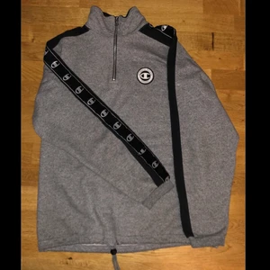 Vintage Champion Sweatshirt  - Säljer min tröja som jag fick av en släkting, den är använd men det är inga fel med den. Den är storlek M men passar som S och säljer den för 200kr.