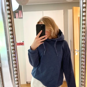 Hoodie  - Jättefin hoodie i en snygg, kall blåfärg, perfekt till sommarkvällar💙🤍